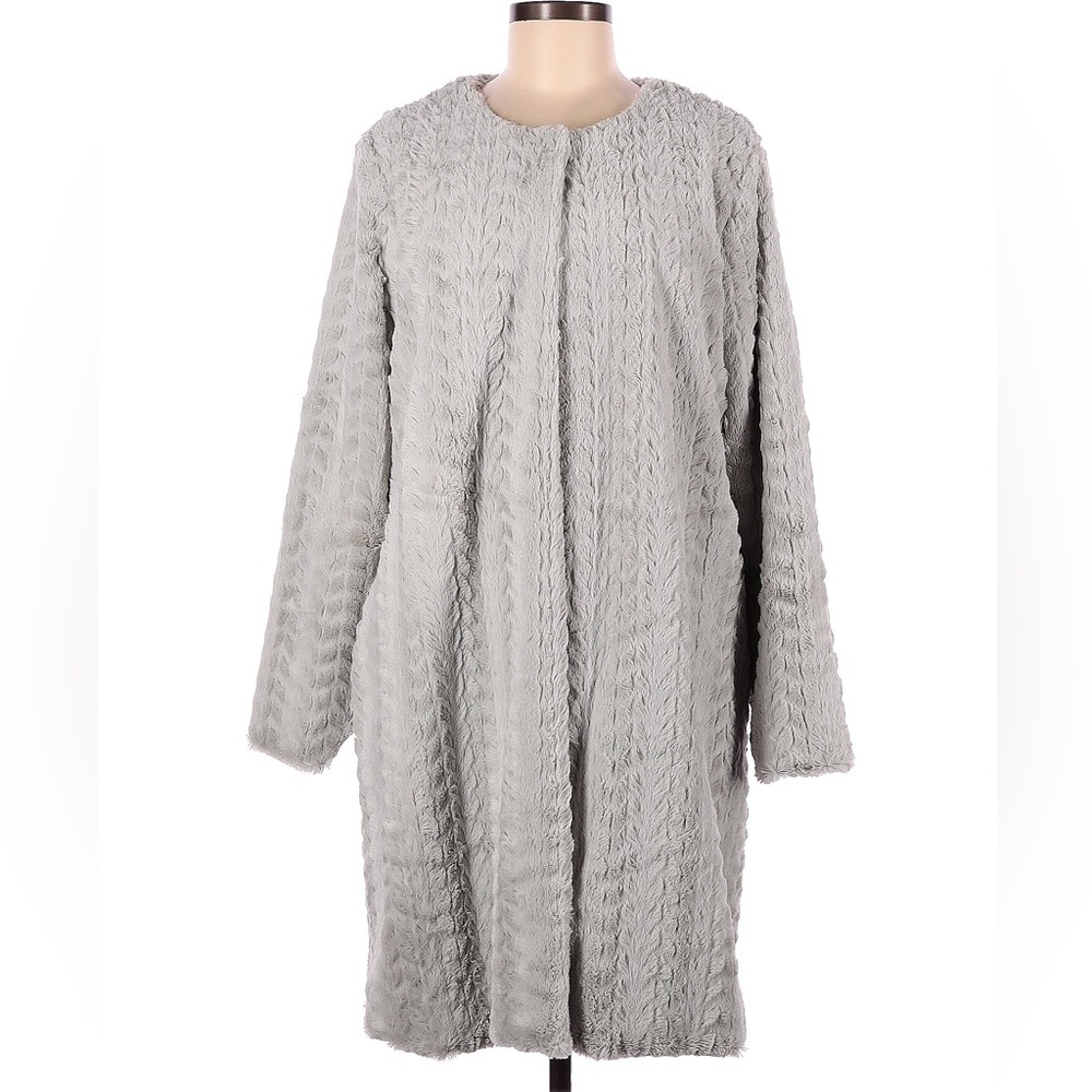 Fever Fuzzy‎ Faux Fur Coat Women's Medium Light Gray Button Neck Closure Lined